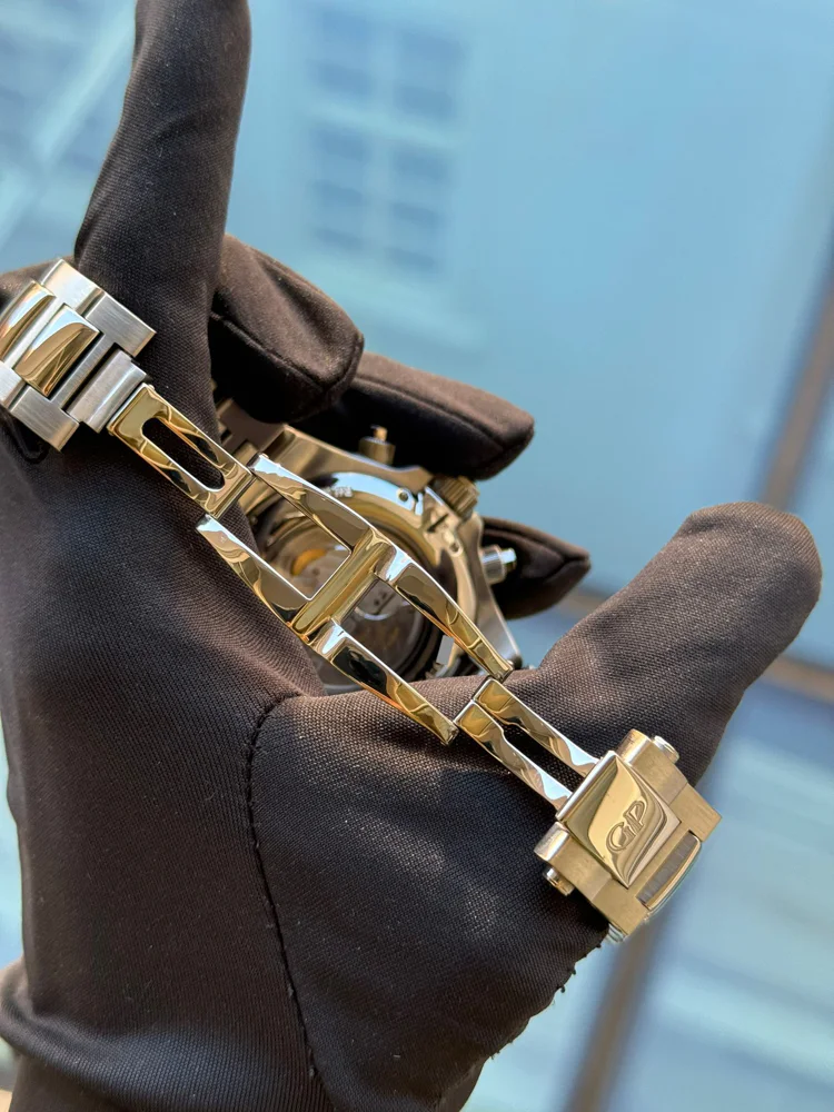 Girard Perregaux Laureato Evo3 box and papers ref. 8018